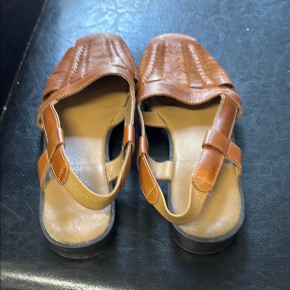 St. John’s Bay ladies size 7 leather sandals - Picture 6 of 6